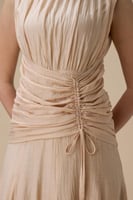 فستان طويل بيج مع كسرات جانبية