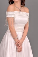 فستان سهره كلوش بياقه اوف شولدر مزين بشراشيب لون ا...