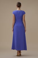 فستان ميدي بنفسجي مطرز بقصة ملفوفة وفتحة أمامية