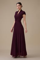 فستان بنفسجي طويل بقصة ملتفة