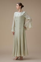 جلابية طويلة أخضر فاتح بأكمام واسعة وتطريز أنيق