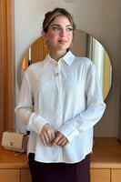 قميص مزين باحجار ذهبية لون ابيض