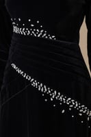 فستان أسود طويل مخمل مزين بالكريستال