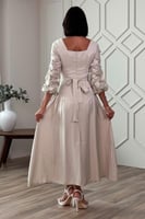 فستان ميدي بأكمام جوبير مزين بالكريستال لون بيج