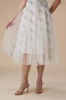 فستان قصير بتطريز رصاصي وتنورة تول شفافة