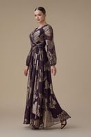 فستان طويل بنفسجي بقصة لف