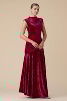 فستان احمر طويل مخملي بنقوش