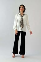 بلوزة ساتان بربطة عنق بنقش نمري لون سكري