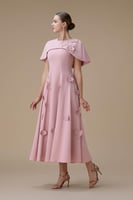 فستان وردي طويل بتفاصيل ورود بارزة