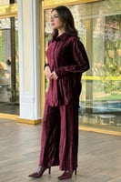 طقم مخملي بنطال وقميص مزين بخطوط لون عنابي فضية