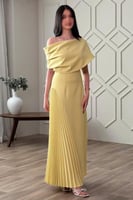 فستان ماكسي بكسرات جانبية لون اصفر