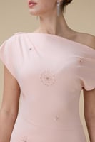 فستان وردي ميدي بكتف واحد وقصة أنثوية