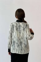 قميص بطبعة زهور وأكمام واسعه