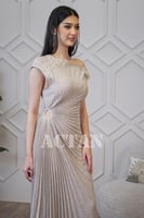 فستان ماكسي بكتف مزين باللؤلؤ لون بيج