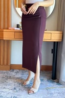 تنورة ميدي مزينة بحجر ذهبي لون عنابي