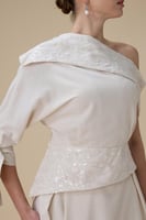 طقم ميدي بتصميم كتف واحد وتفاصيل ترتر أنيقة