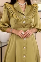 فستان كلاسيكي مزين بأزارير من اللؤلؤ لون اخضر