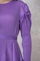 فستان طويل متموج اللون بزم لون موف