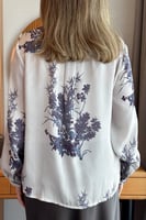 قميص بطبعة اشجار لون موف