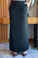 تنورة رسمية ضيقة بجيوب لون اسود