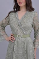 فستان دانتيل كلوش مزين بكريستال وريش لون اخضر