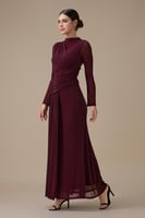 فستان طويل برغندي لامع بكسرات جانبية