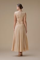 فستان طويل بيج مع كسرات جانبية