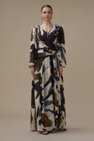 فستان بني طويل بقصة لف وأكمام واسعة