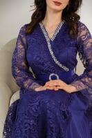 فستان دانتيل كلوش مزين بكريستال وريش لون كحلي