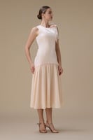 فستان ميدي مشمشي بتنورة شيفون واسعة