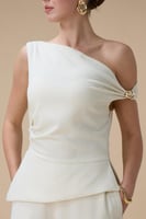 جمبسوت بكتف واحد وبنطال واسع