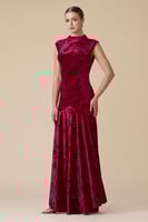فستان احمر طويل مخملي بنقوش