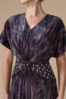 فستان بنفسجي طويل بتطريز