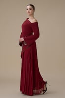 فستان طويل برغندي بكتف واحد