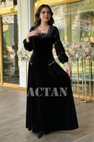 فستان مخملي بأكمام جوبير مزين بالكريستال لون اسود