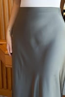 تنورة طويلة سادة ساتان لون رمادي