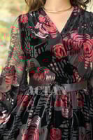 فستان مخملي بطبعة زهور مزين بتفاصيل من الدانتيل