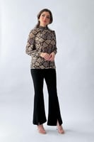 بلوزة تل بياقة مزمومة عالية