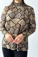 بلوزة تل بياقة مزمومة عالية