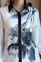 قميص ساتان مزين بطبعات ورد لون اسود