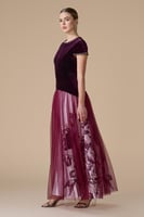 فستان برغندي طويل بأكمام قصيرة