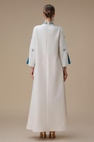 جلابية طويلة بتطريز أزرق وأكمام واسعة مبطنة