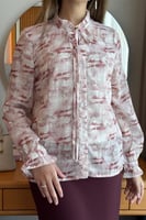 بلوزة شيفون بياقة عالية برباط لون وردي