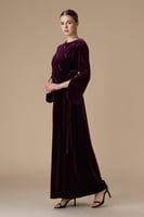 فستان عودي طويل مزين بكريستال وأكمام طويلة