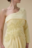 فستان طويل اصفر بكتف واحد