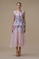 فستان وردي متوسط الطول بنقشة زهور وكشكش أنيق