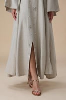 جلابية طويلة بيج بتطريز ناعم وقصة محددة