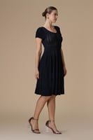 فستان اسود قصير تريكو محبوك