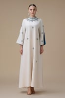 جلابية طويلة بتطريز أزرق وأكمام واسعة مبطنة