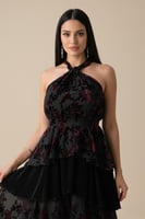 فستان مخملي غير متساوي الأطوال بطبقات